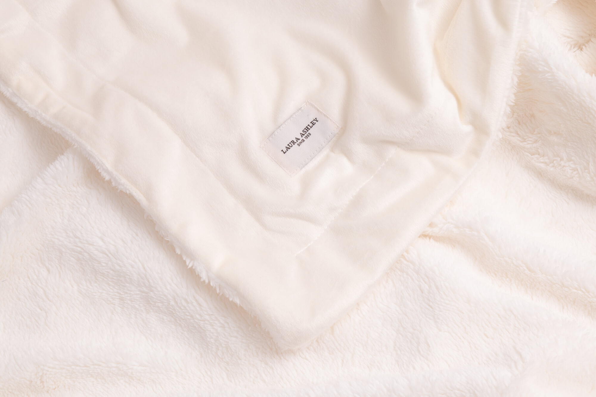 שמיכת מינק SOFIA "לורה אשלי" שמנת – תמונה 3